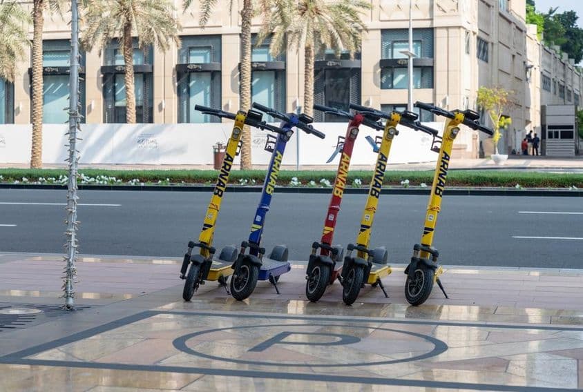 Imagen de patinetes eléctricos naranjas en Dubái.