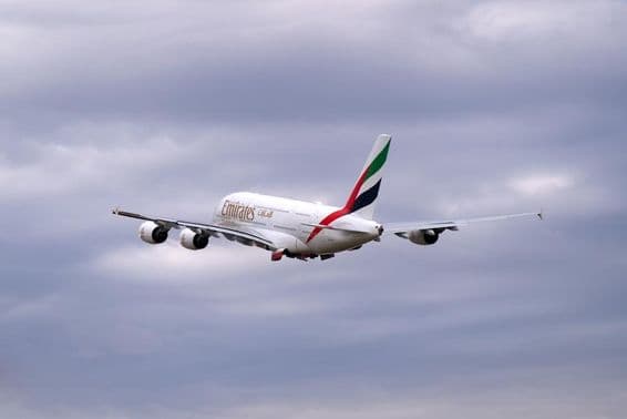 Airbus A380-861 de Emirates, registro A6-EEY, avión de pasajeros.
