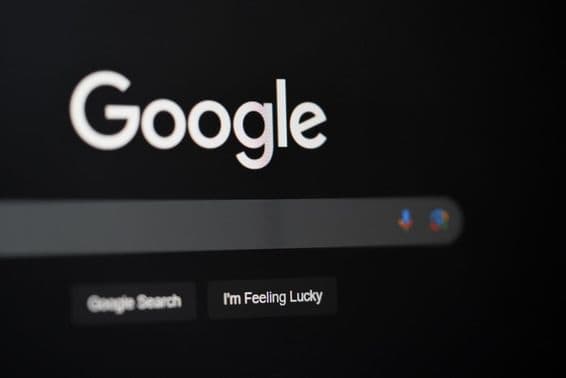 Búsqueda de Google en una pantalla de computadora en Dubái.