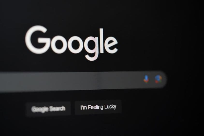 Búsqueda de Google en una pantalla de computadora en Dubái.