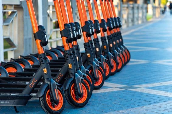 Alquiler de patinetes Circ en el paseo marítimo de Abu Dhabi.