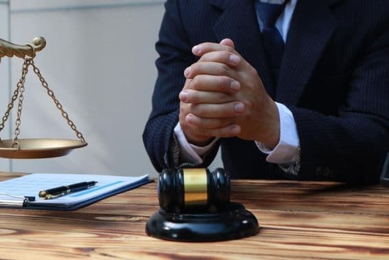 El abogado ofrece asesoramiento legal.