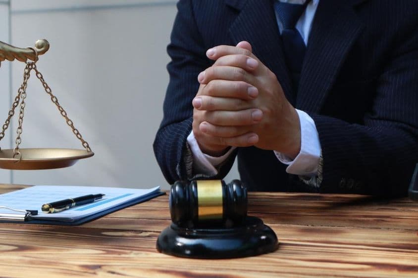 El abogado ofrece asesoramiento legal.