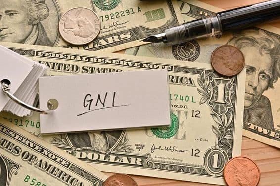 El término financiero INB escrito sobre billetes de dólar en una mesa.