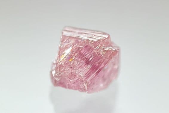 Cristal de diamante rosa en bruto, color raro.