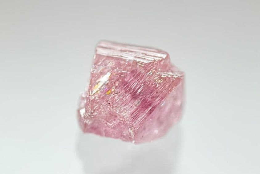 Cristal de diamante rosa en bruto, color raro.
