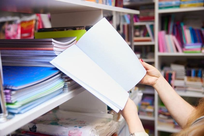 Comprando útiles escolares para el nuevo año escolar.