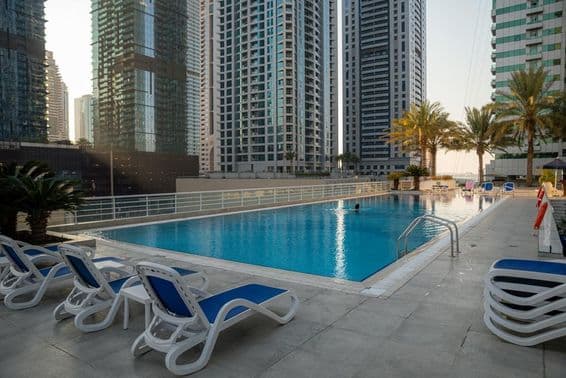 Piscina exterior en propiedad de Airbnb.