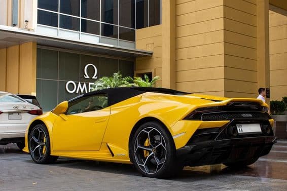 Lamborghini Huracán EVO Spyder amarillo estacionado en Dubai Mall.