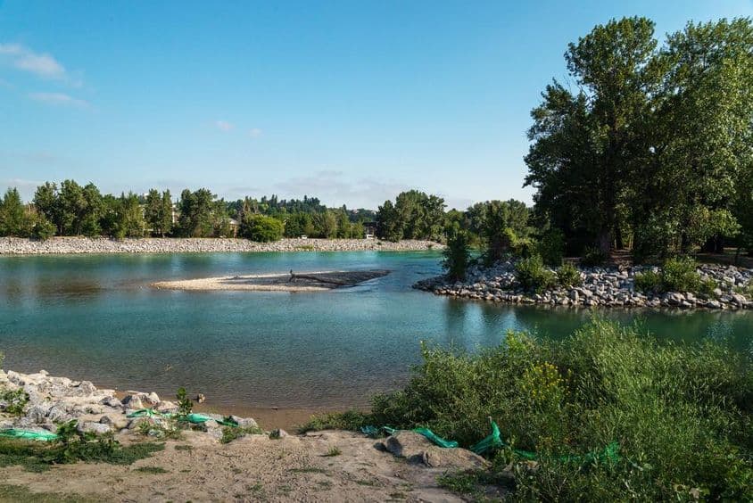 La ribera del río Bow en Calgary, Alberta, Canadá.