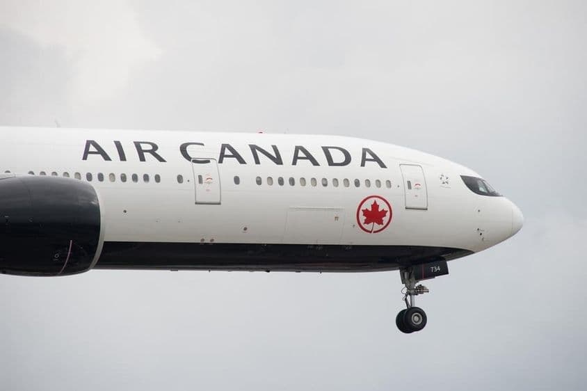 Un Boeing 777 de Air Canada aterrizando en el Aeropuerto Internacional Pearson de Toronto.