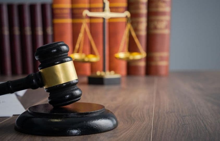Mazo de juez en procedimientos judiciales.