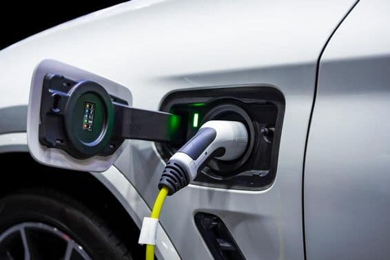 Cable de alimentación conectado a un vehículo eléctrico.