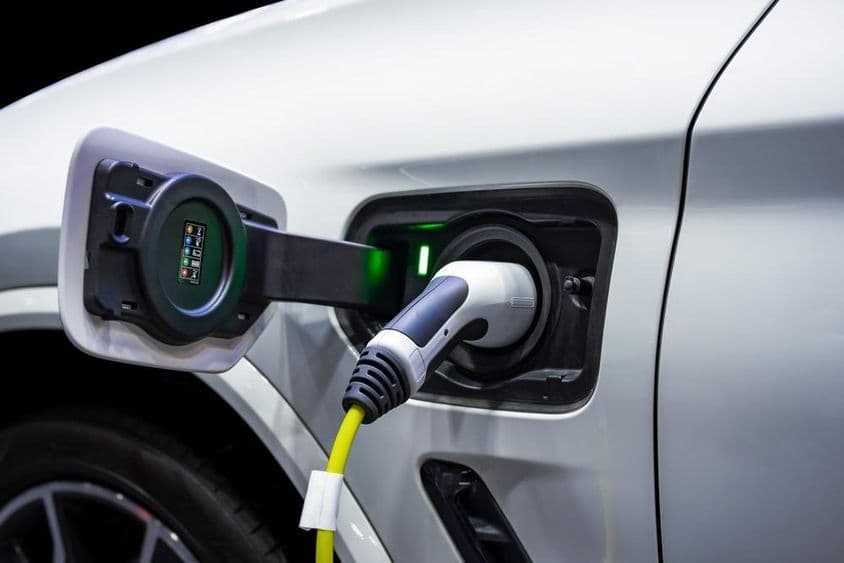 Cable de alimentación conectado a un vehículo eléctrico.