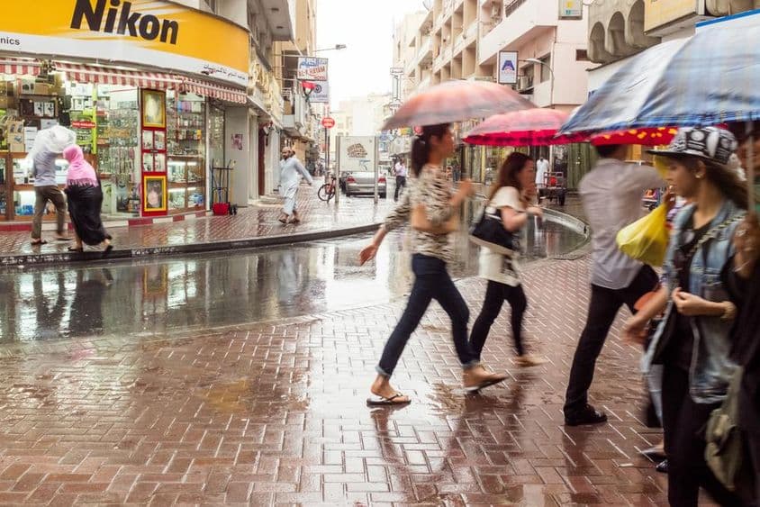 Un raro día lluvioso en las calles laterales de Deira, Dubái.
