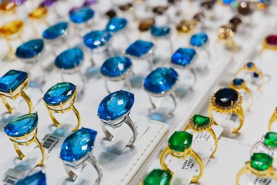 Anillos adornados con piedras preciosas en el mercado de oro de Dubái.