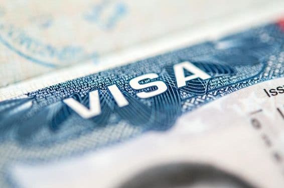 Visado de EE.UU. estampado en una página de pasaporte.