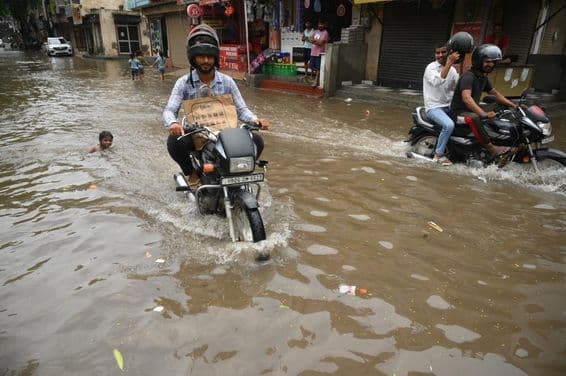 Lluvias fuertes e inundación similar a ríos en India.