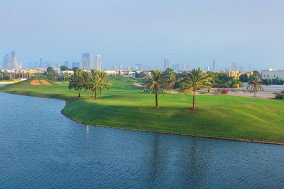 Vista panorámica de un campo de golf en Emirates Hills, Dubái.