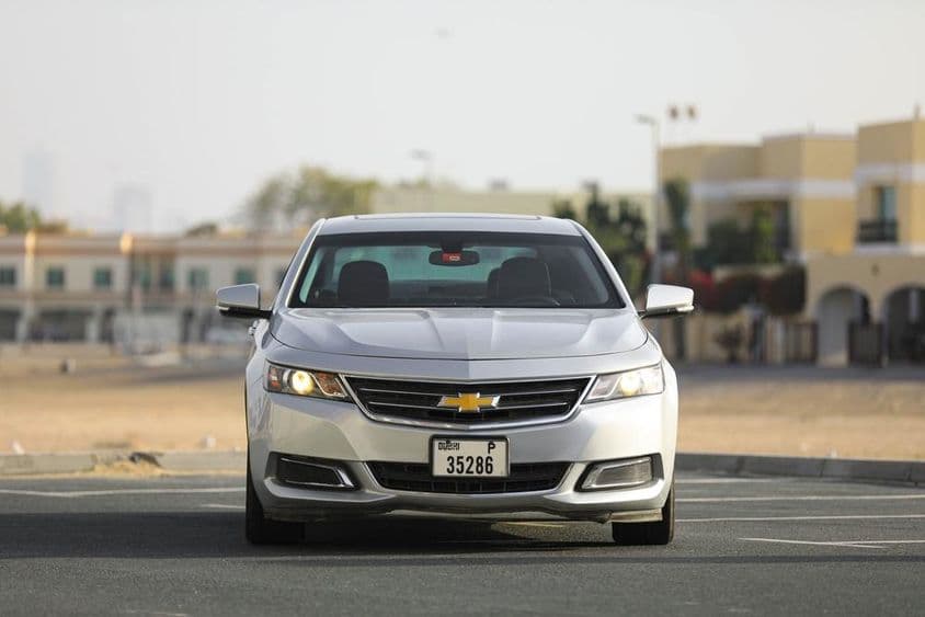 Chevrolet Impala en una calle de la ciudad de Dubái.