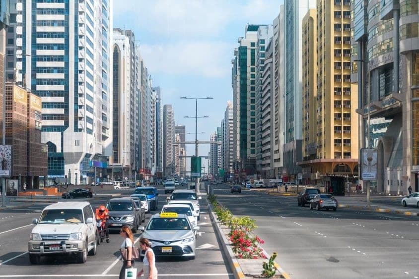 Una calle moderna de diseño geométrico en Abu Dhabi.