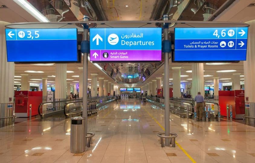 señalización de salida en el Aeropuerto Internacional de Dubái.