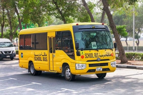 Autobús escolar Toyota Coaster en una calle de la ciudad de Dubái.