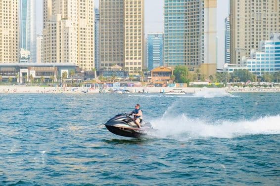 Hombre haciendo jet ski en la Bahía de Marina de Dubái.