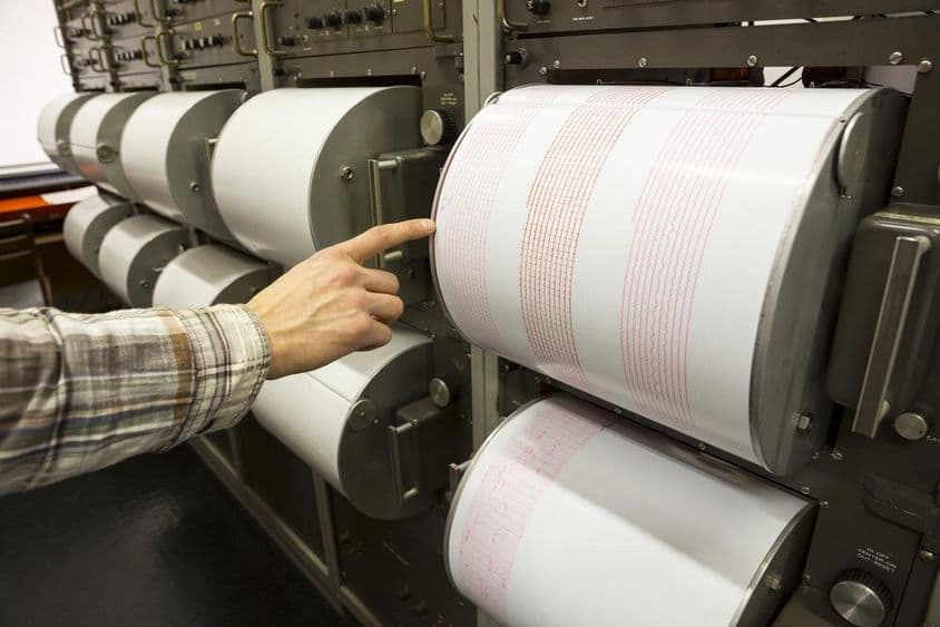 Un sismógrafo registra un terremoto en papel de medición.