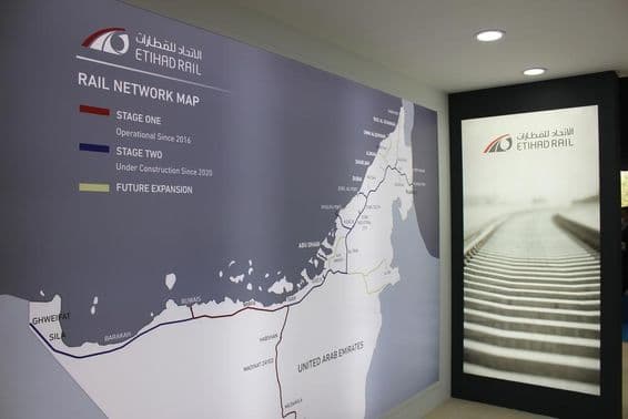 Viendo un stand de expositor en la exhibición Middle East Rail 2021.