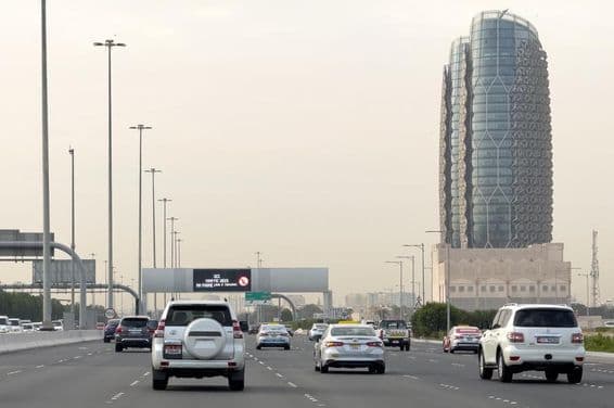 Una transitada calle Al Salam en Abu Dhabi con vehículos.