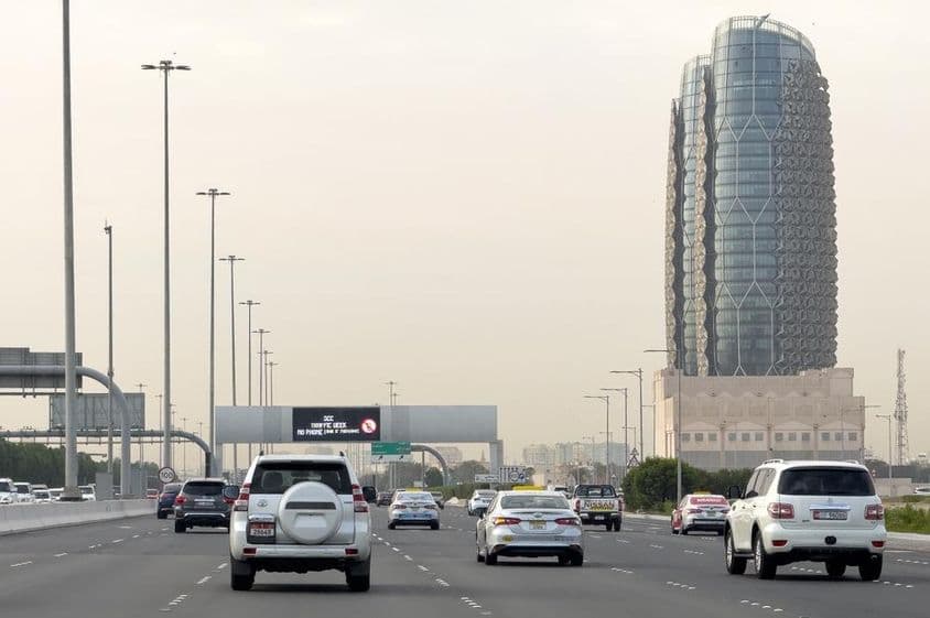 Una transitada calle Al Salam en Abu Dhabi con vehículos.