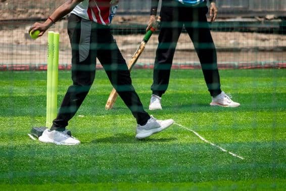 Acción de un partido de cricket femenino.