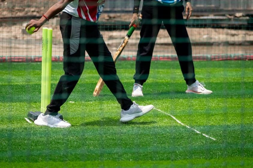 Acción de un partido de cricket femenino.