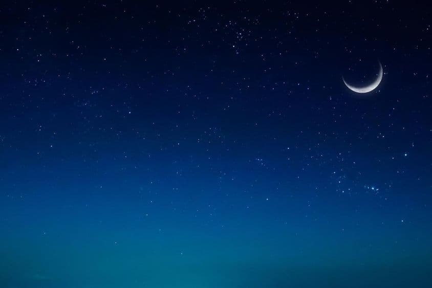 Noche islámica de Ramadán con luna oriental.