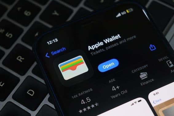 Apple Wallet en pantalla de iPhone.