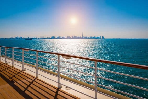 Vista del skyline de Dubái desde un crucero.