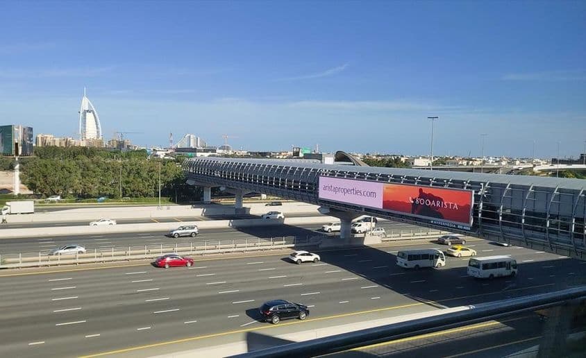 Carretera de Dubái, gran cartel publicitario al aire libre.