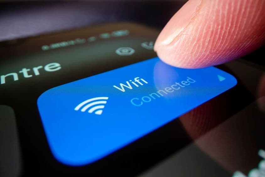Imagen de primer plano de un smartphone conectando a Wi-Fi.