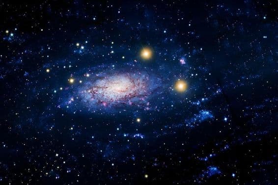 Galaxia azul en el cielo.