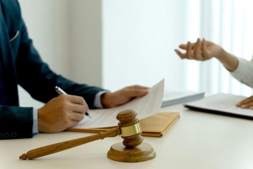 En la oficina legal, se preparan documentos legales para la empresa.