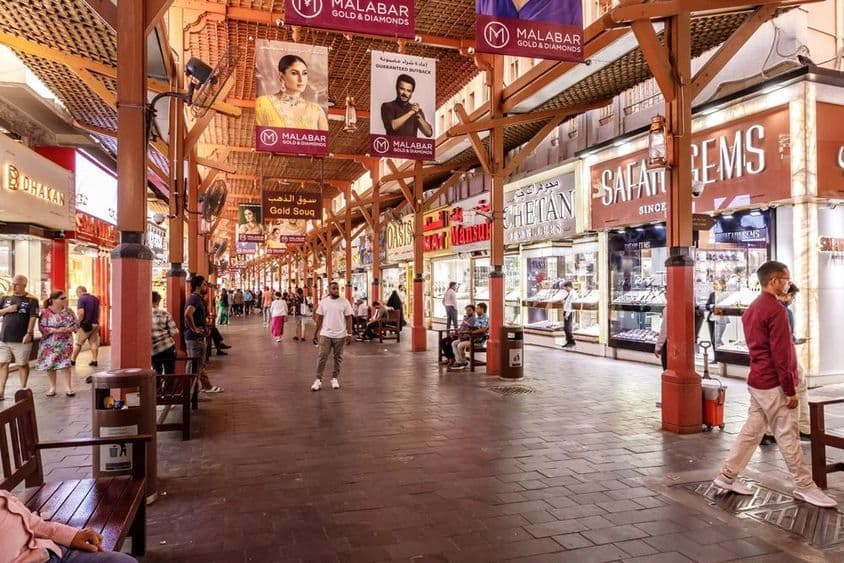 Calle llena de tiendas de oro en el Souk del Oro, Dubái.