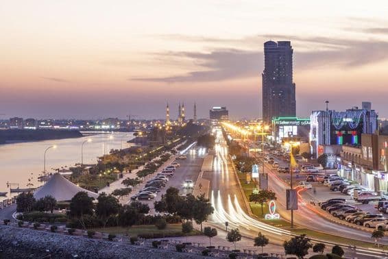 Ras al Khaimah creek y la cornisa iluminados por la noche.
