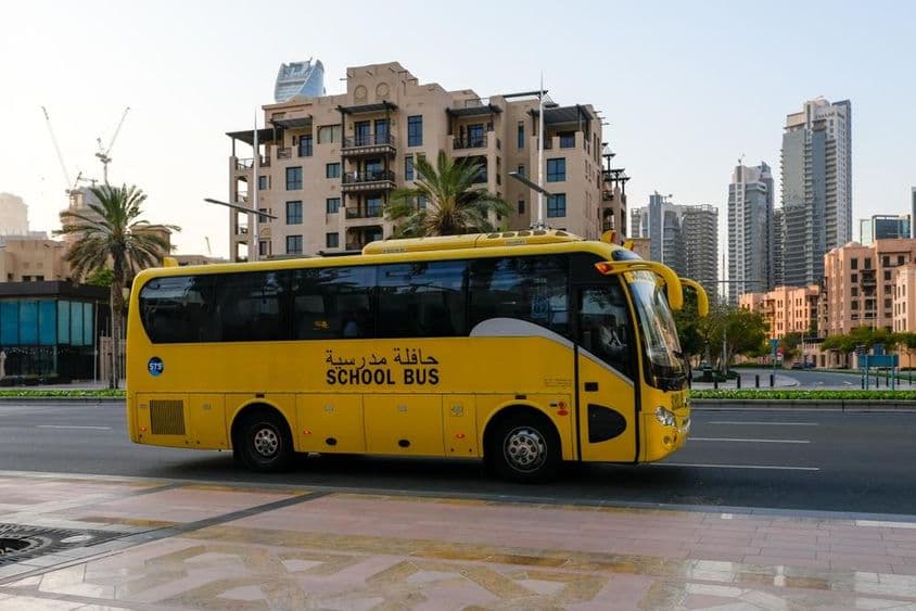 Autobús escolar de Dubái en el centro de la ciudad.
