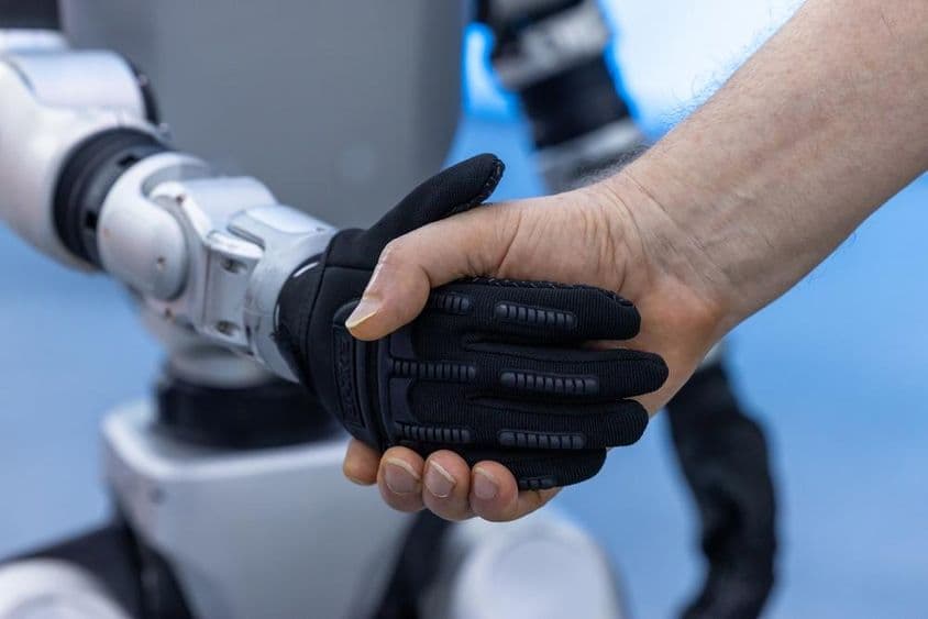 Colaboración entre humano y robot en la tecnología del futuro.