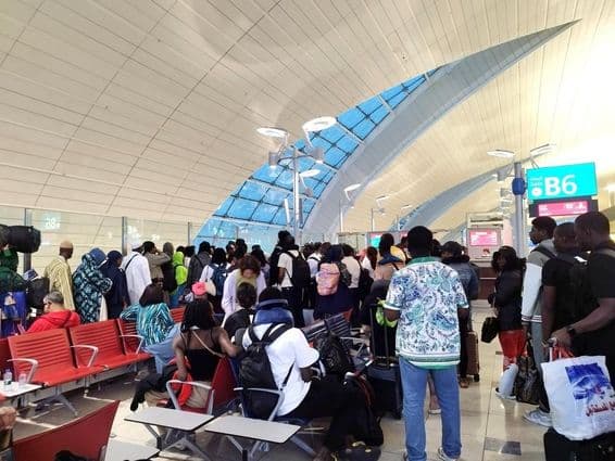 Pasajeros haciendo fila para abordar un vuelo en el Aeropuerto Internacional de Dubái.