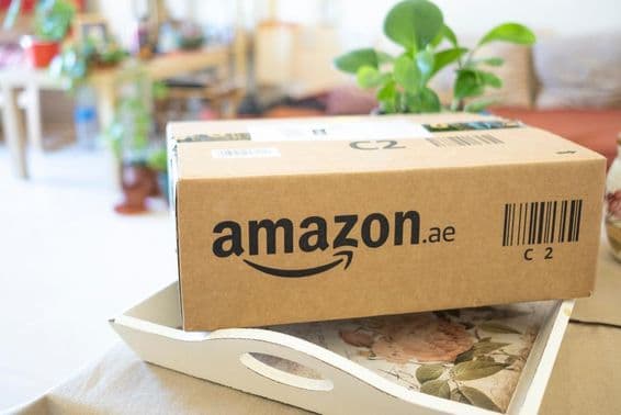 Una caja de cartón ordenada a través de la entrega a domicilio en línea de Amazon sobre una mesa.