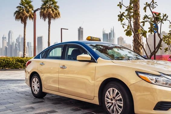 Taxi conduciendo por una calle en Dubái.