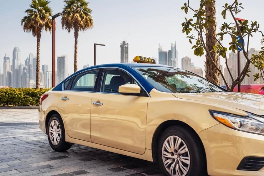 Taxi conduciendo por una calle en Dubái.