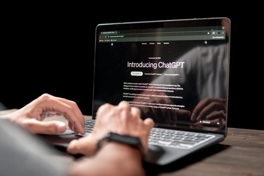 Acercamiento del sitio web de inteligencia artificial Chat GPT.